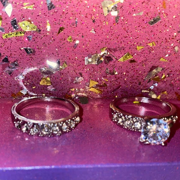 Size 8 DIAMOND ring - Picture 2 of 2